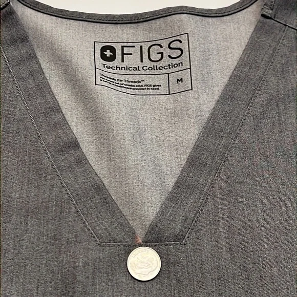 FIGS technical collection gray shirt sleeve size M ** has small imperfection ** - Picture 11 of 11
